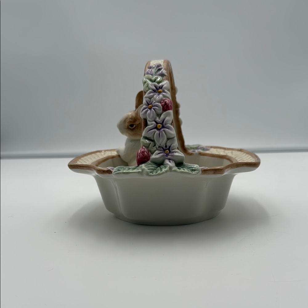 FITZ AND FLOYD ESSENTIALS BOTANICAL BUNNY BASKET WITH HANDLE - Picture 4 of 16